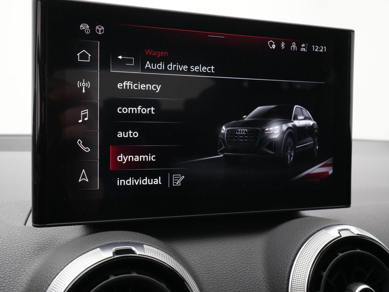 Audi Q2 35 TFSI 150 pk S-tronic S-Line | Panoramadak | Trekhaak | Sportonderstel | Sportstoelen | Side Assist | Remklauwen rood | 19 inch