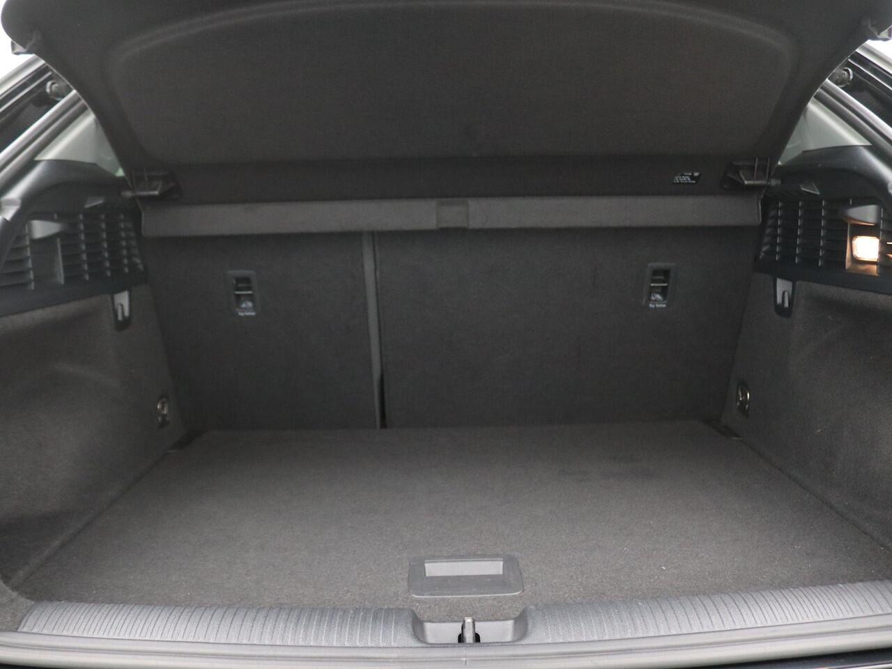 Audi Q2 35 TFSI S Edition 150PK S-Tronic Trekhaak, 17" LM velgen, Navi, Clima, Cruise Controle, Stoelverwarming,