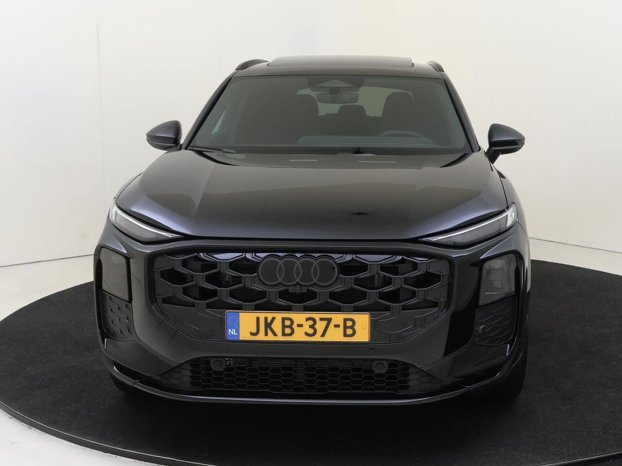 Audi Q3 1.5 200kW e-hybrid S edition | Panoramadak | Parkeerassistent Plus | Keyless | Achteruitrijcamera | Sfeerverlichting | Dodehoek detectie | Optiek zwart | Lederen bekleding |