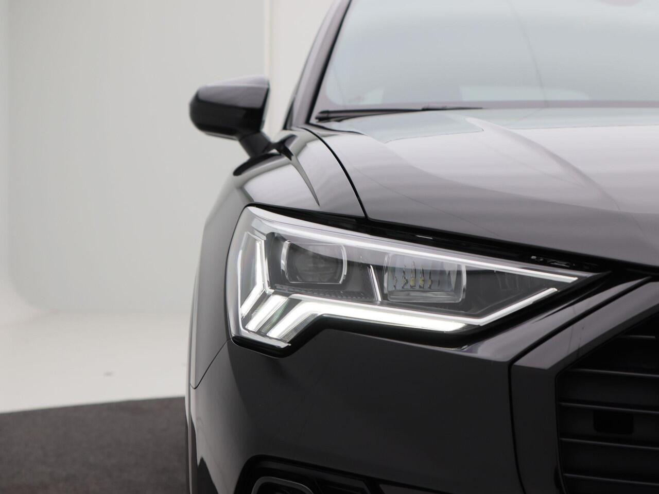 Audi Q3 45 TFSi e 245 Pk Automaat S-Line | Virtual Cockpit | Adaptive Cruise | Camera | Alcantara Leder | Elektrische Achterklep | Privacy Glass | 19 Inch | 45.521 Km