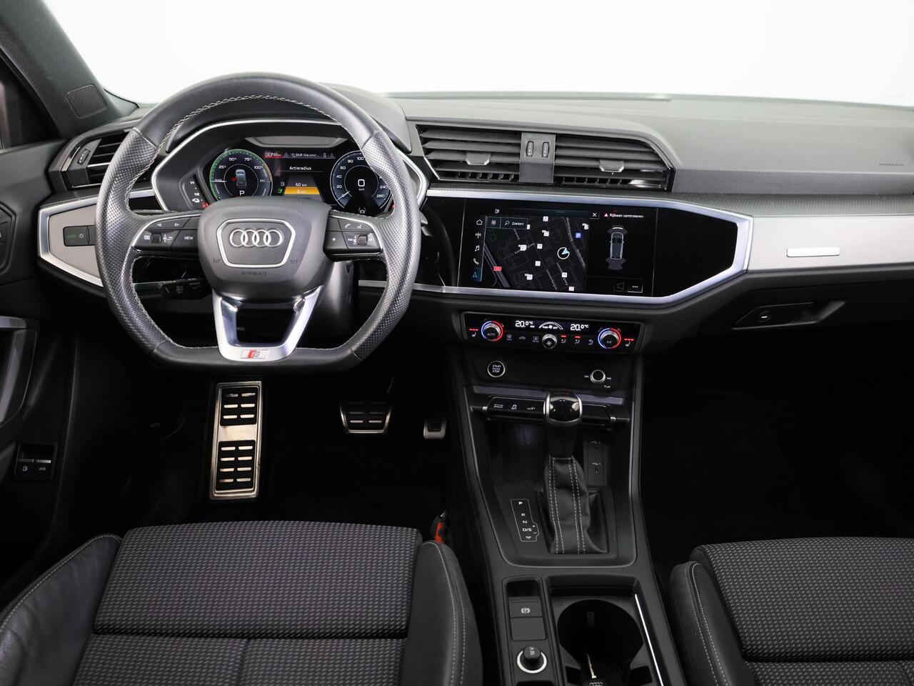 Audi Q3 45 TFSI e S edition 245pk | Navigatie | Trekhaak | Adaptieve cruise controle | 3 spaaks afgevlakt stuurwiel | 19 inch Lichtmetalen velgen
