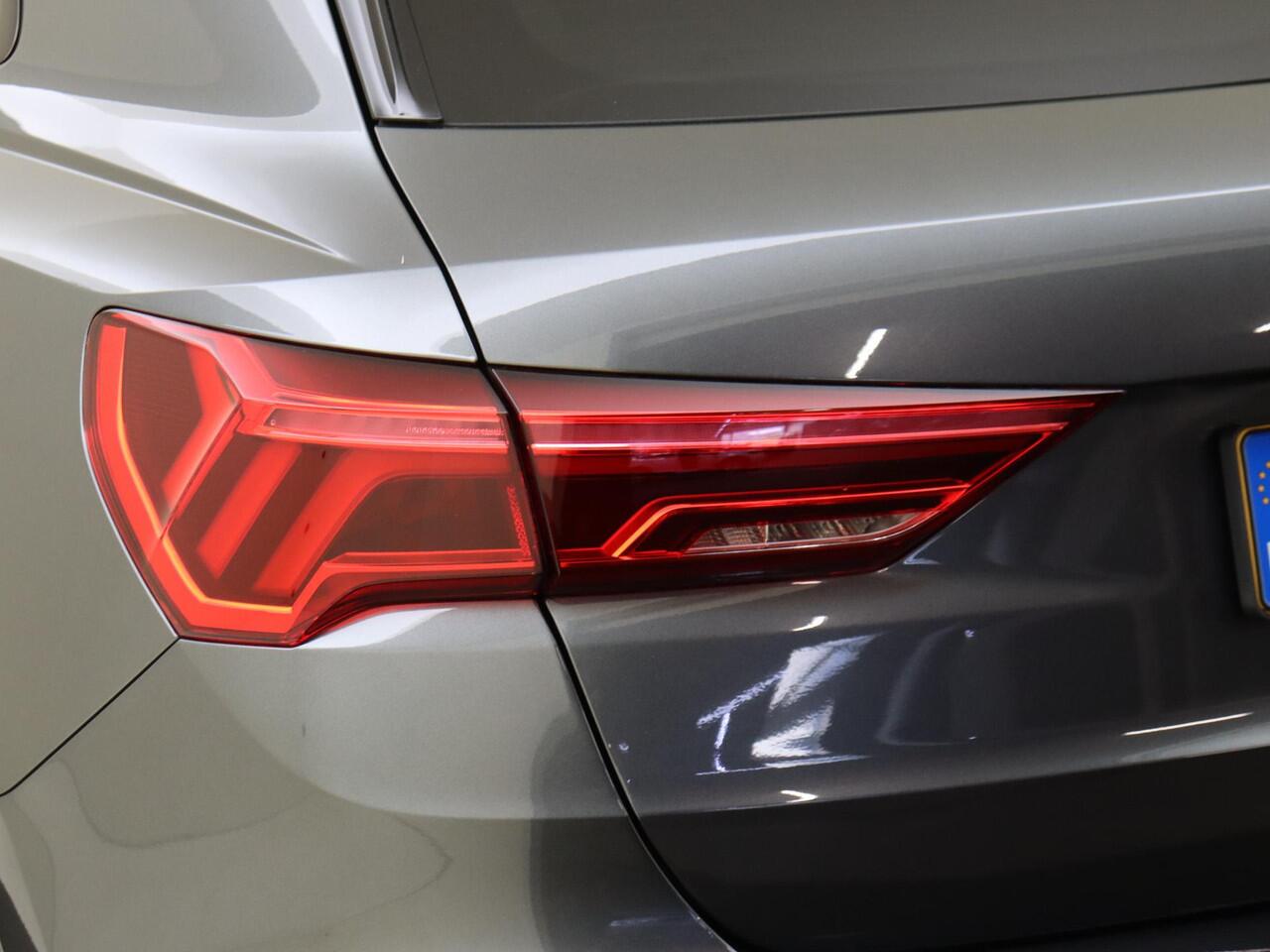 Audi Q3 35 TFSI S edition Competition | Panoramadak | Parkeerasisstent | Keyless | Navigatie Plus | Stoelverwarming | Achteruitrijcamera | CarPlay |