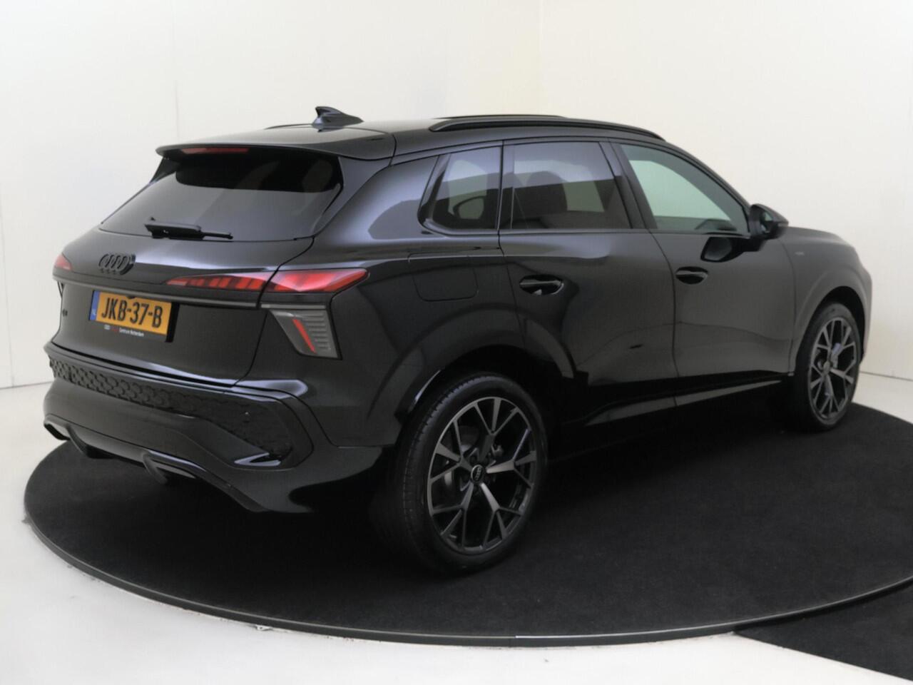 Audi Q3 1.5 200kW e-hybrid S edition | Panoramadak | Parkeerassistent Plus | Keyless | Achteruitrijcamera | Sfeerverlichting | Dodehoek detectie | Optiek zwart | Lederen bekleding |