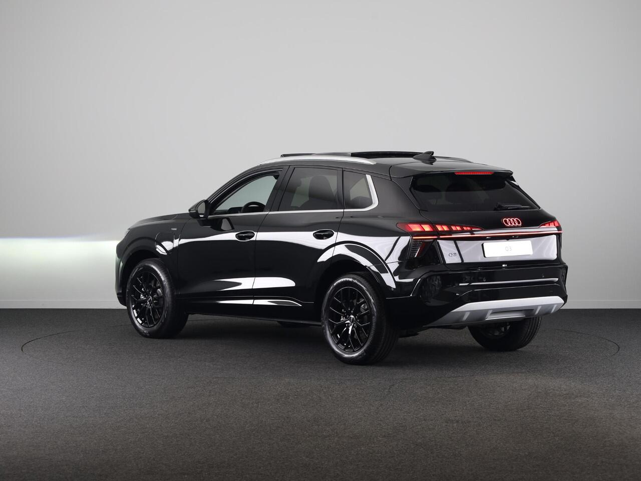 Audi Q3 Advanced edition e-hybrid 272 pk | Techniekpakket plus | Glazen panoramadak | Ambiente lichtpakket | Verwarmbaar stuurwiel |