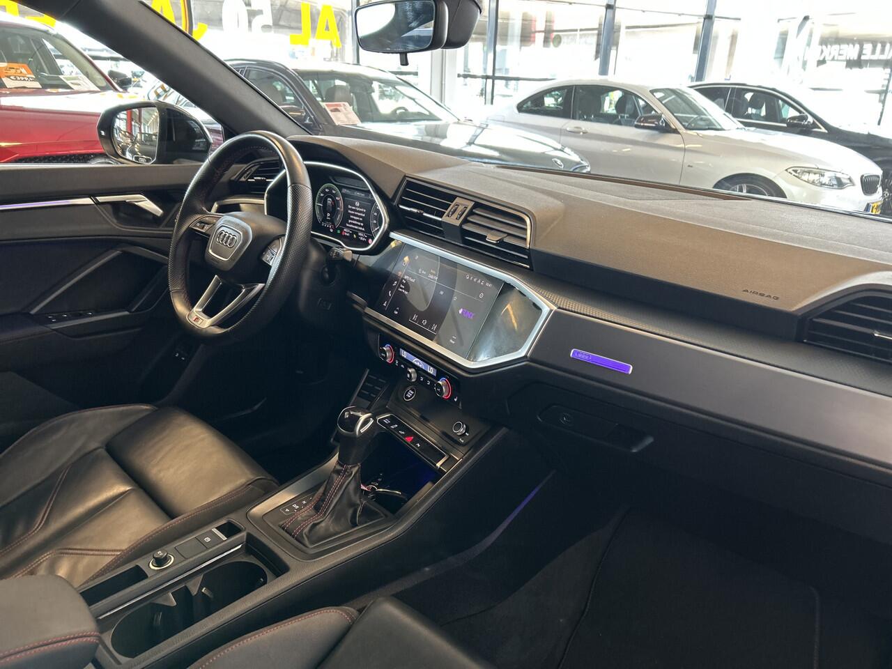Audi Q3 Sportback 45 TFSI e S Edition S-line 2x/Black line/Matrix/Trekhaak/20" velgen/Rijstrook sensor/Elektrische achterklep/Apple car play/Digi dash/Lederen bekleding/Sfeerverlichting/Sportstoelen/Climate control/Snelheidsbegrenzer/Keyless/Spiegel en stoelverwa