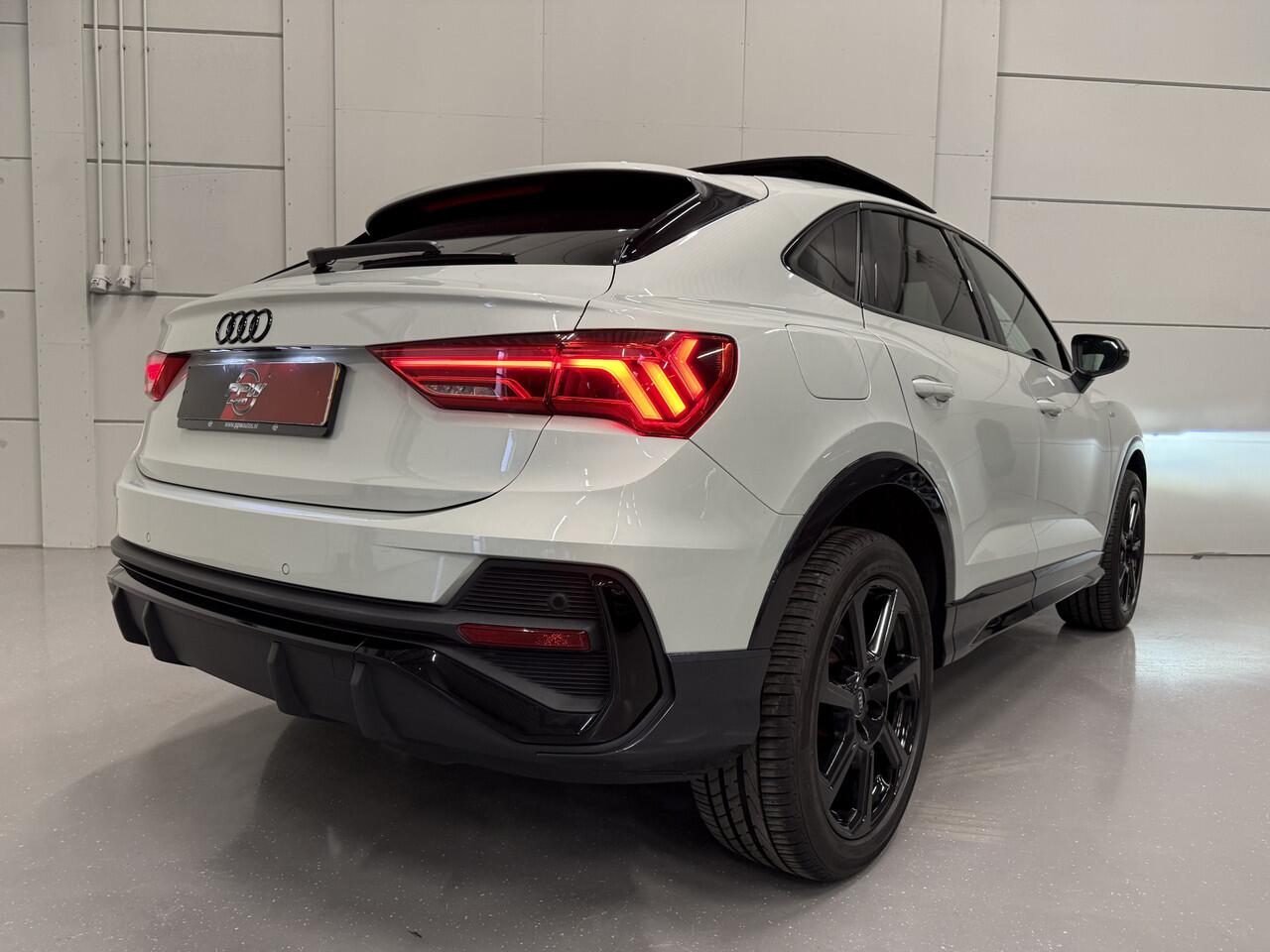 Audi Q3 Sportback 45 TFSI e S-Line 19"BLACK-RS/PANO/B&O/TREKHAAK/VOL-LEER/MATRIX/MEMORY/SFEER/ACC/KEYLESS/ALCANTARA-INTERIEURDELEN/PRIVACY/BLACK-OPTIC/TAUSILBER/VOLLEDIG AUDI DEALER HISTORIE