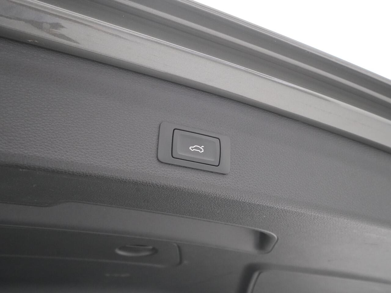 Audi Q3 35 TFSI 150pk Edition S line Navigatie dig display privacy glass 17