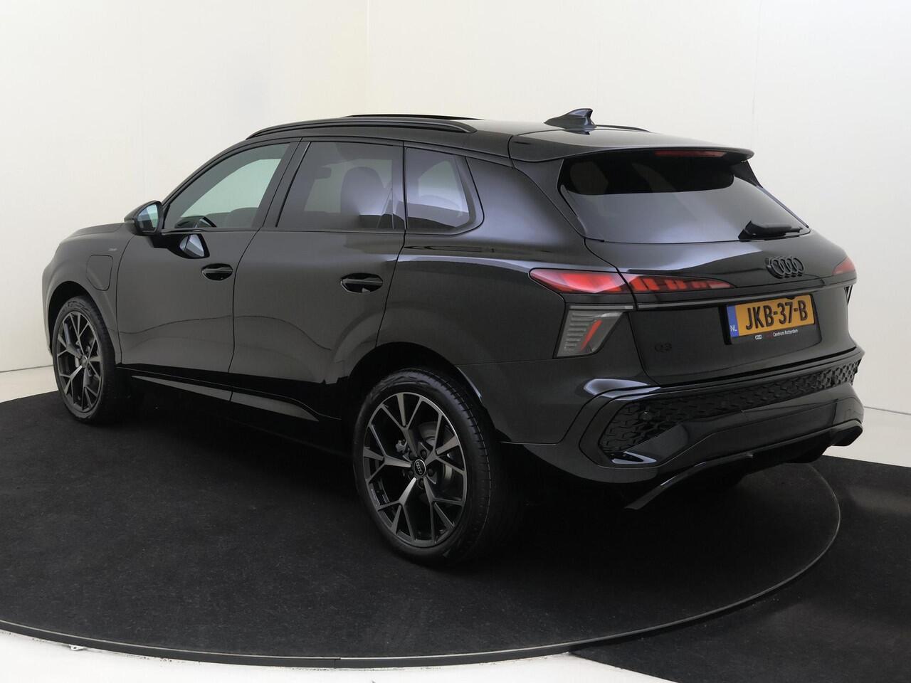 Audi Q3 1.5 200kW e-hybrid S edition | Panoramadak | Parkeerassistent Plus | Keyless | Achteruitrijcamera | Sfeerverlichting | Dodehoek detectie | Optiek zwart | Lederen bekleding |