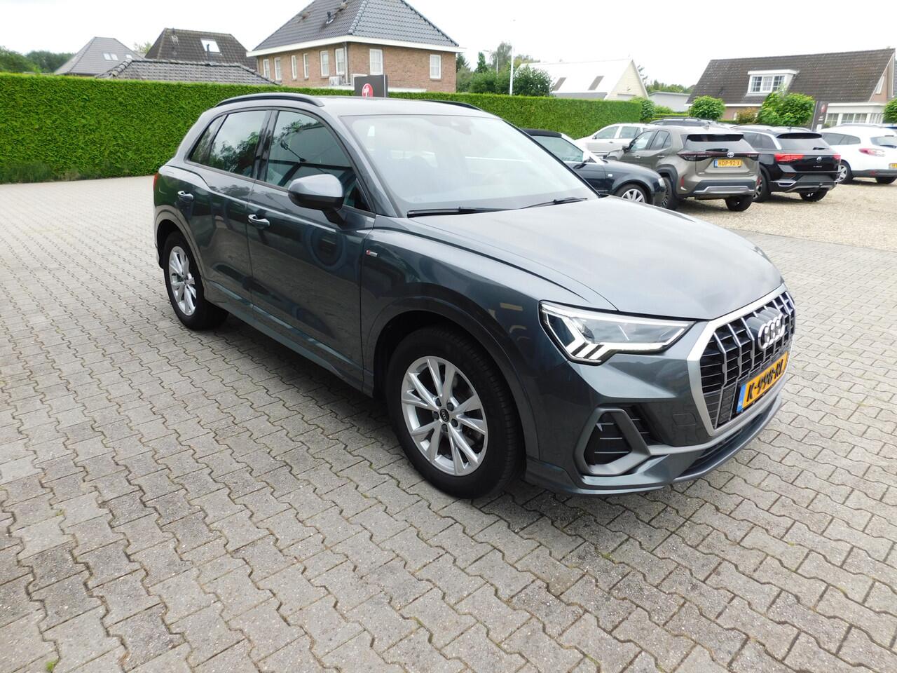 Audi Q3 35 TFSI S-tronic, 2X S-line, Carplay, Pdc