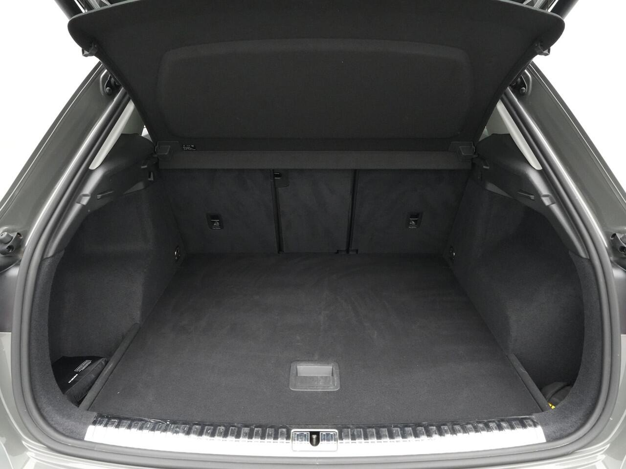 Audi Q3 35 TFSI 150pk Edition S line Navigatie dig display privacy glass 17