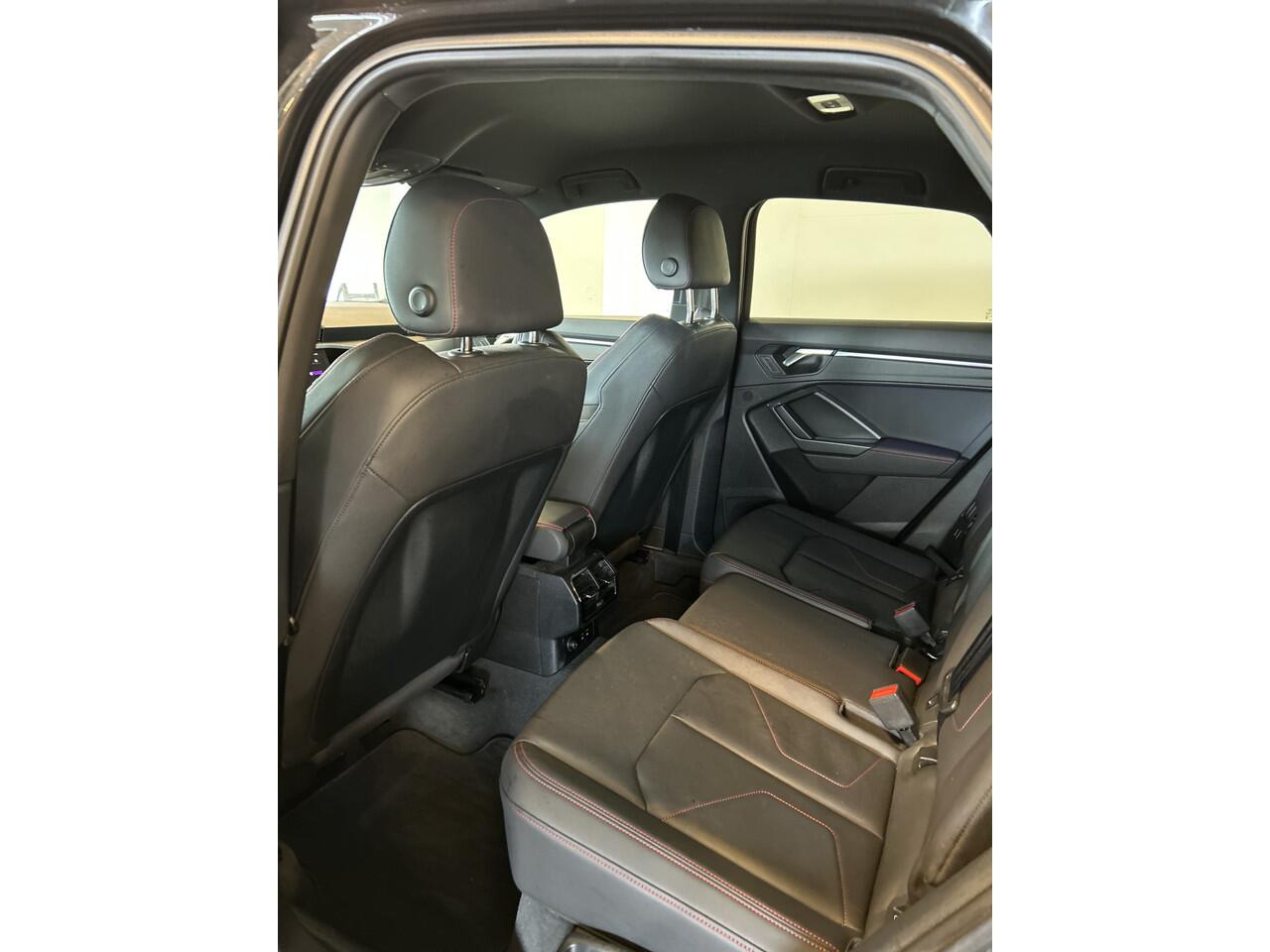 Audi Q3 Sportback 45 TFSI e S Edition S-line 2x/Black line/Matrix/Trekhaak/20" velgen/Rijstrook sensor/Elektrische achterklep/Apple car play/Digi dash/Lederen bekleding/Sfeerverlichting/Sportstoelen/Climate control/Snelheidsbegrenzer/Keyless/Spiegel en stoelverwa