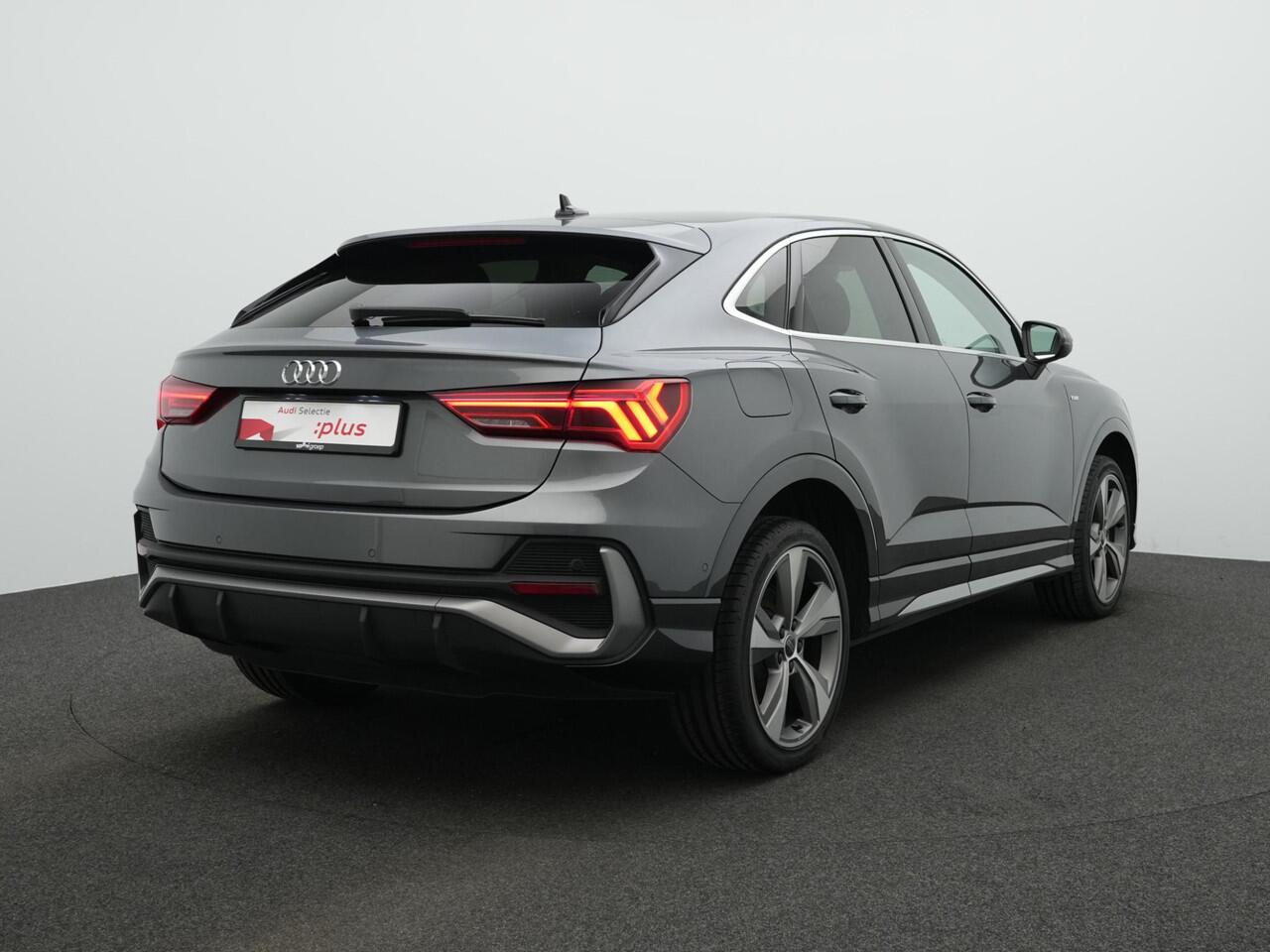 Audi Q3 Sportback 35 TFSI 150 pk S-tronic S-Line | Stoelverwarming | Navigatie | Parkeersensoren voor/achter