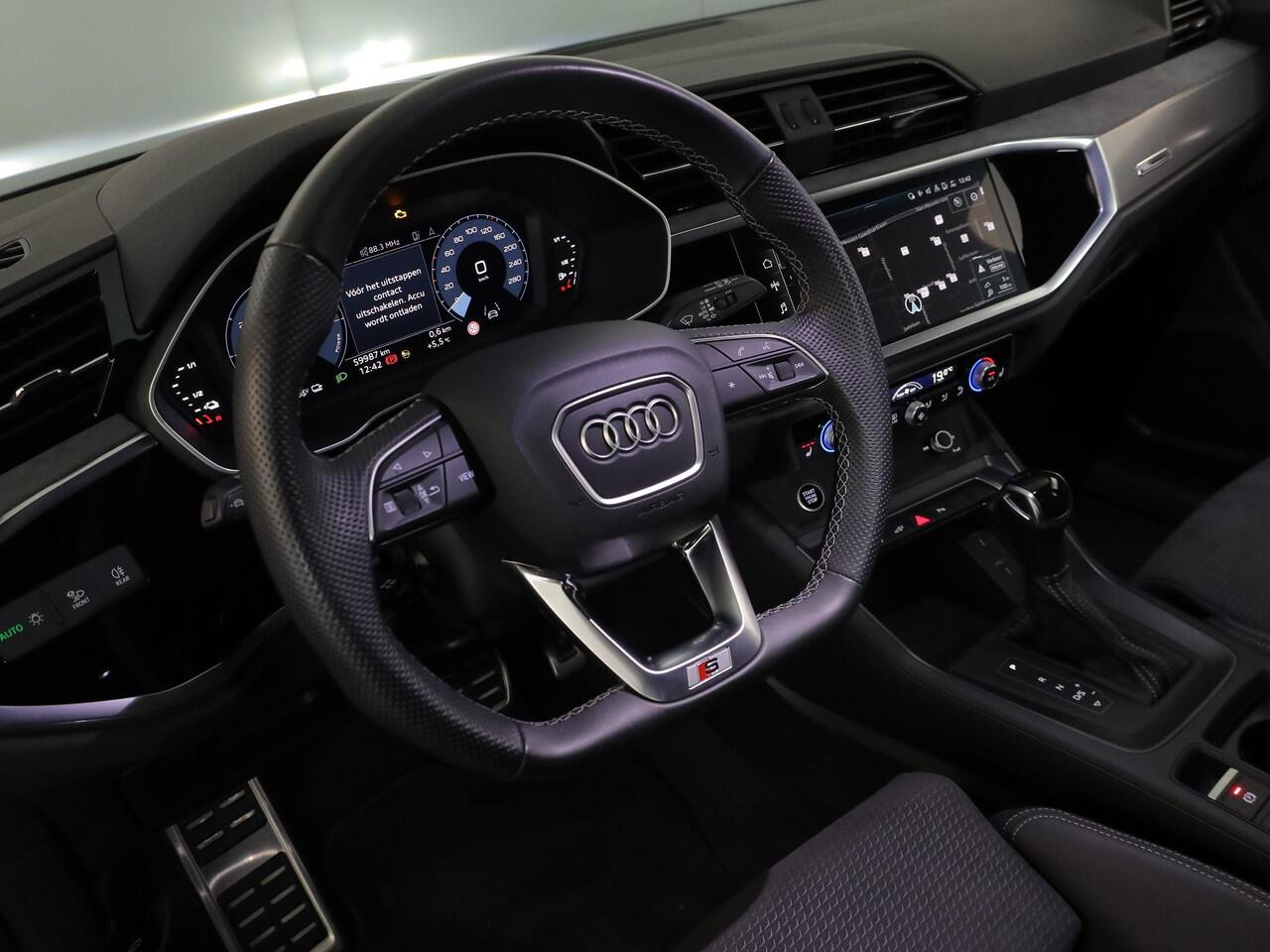 Audi Q3 Sportback 45 TFSI e S Edition 245pk | 87% SOH | Private lease vanaf ¤759,- | Elektrisch verstelbare voorstoelen | Parkeeercamera | Verwarmbare voorstoelen | Navigatie