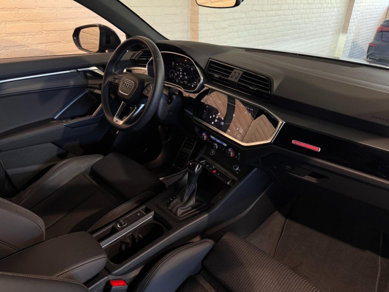 Audi Q3 45 TFSIe S-Line Black Edition Stoelv Sonos Sfeerv 19''