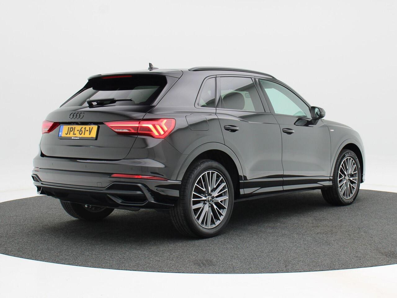 Audi Q3 45 TFSi e 245 Pk Automaat S-Line | Virtual Cockpit | Adaptive Cruise | Camera | Alcantara Leder | Elektrische Achterklep | Privacy Glass | 19 Inch | 45.521 Km