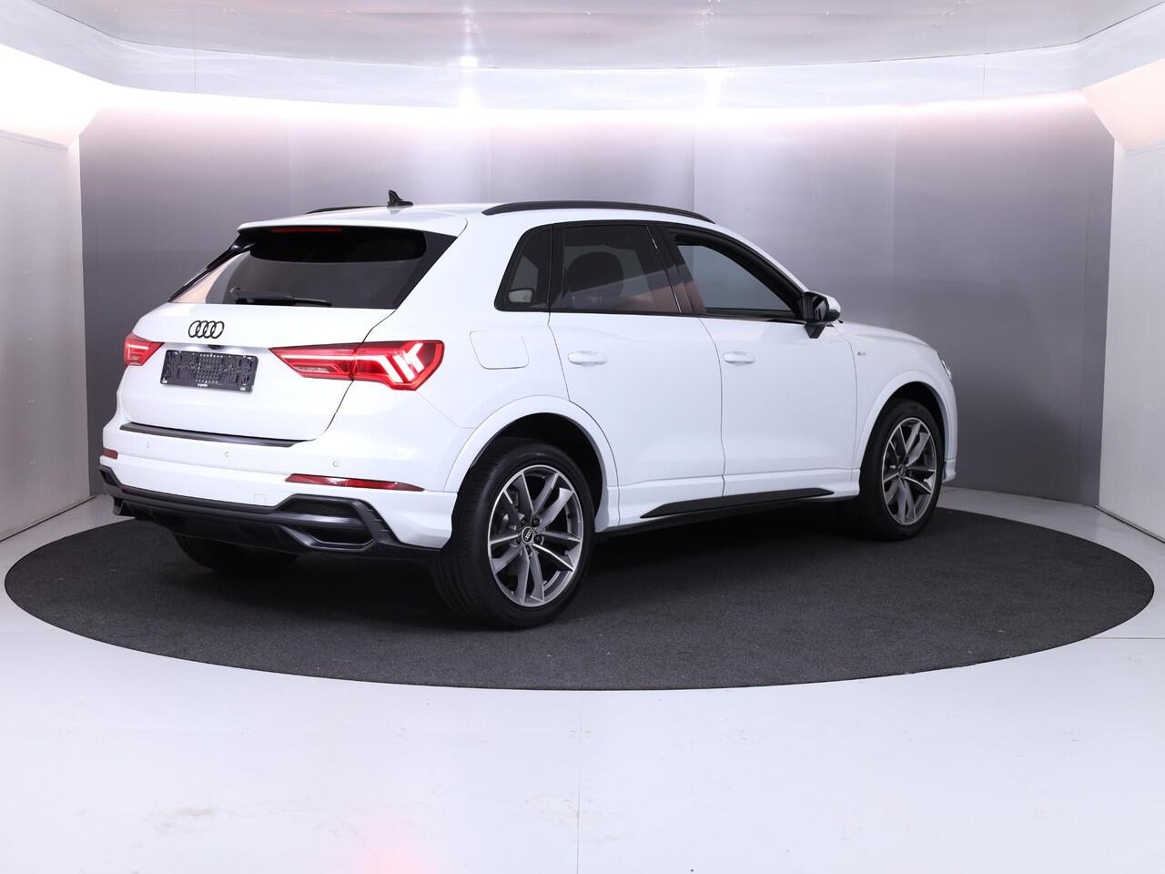 Audi Q3 45 TFSI e S edition 245pk SOH 95% | Parkeercamera | Trekhaak | 19 inch lichtmetalen velgen | Verwambare voorstoelen