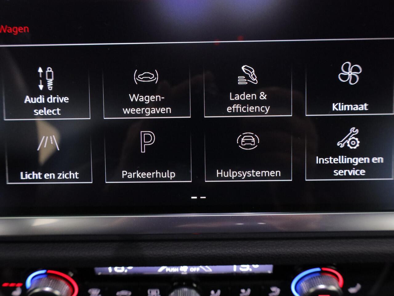 Audi Q3 Sportback 45 TFSI e S Edition 245pk | 87% SOH | Private lease vanaf ¤759,- | Elektrisch verstelbare voorstoelen | Parkeeercamera | Verwarmbare voorstoelen | Navigatie