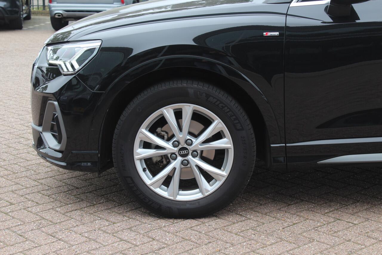 Audi Q3 35 TFSI S edition / Trekhaak / Camera / Leder&Alcantara / 18'' / Navigatie / Dodehoek / Stoelverwarming / Sportonderstel / Virtual Cockpit / Cruise Control