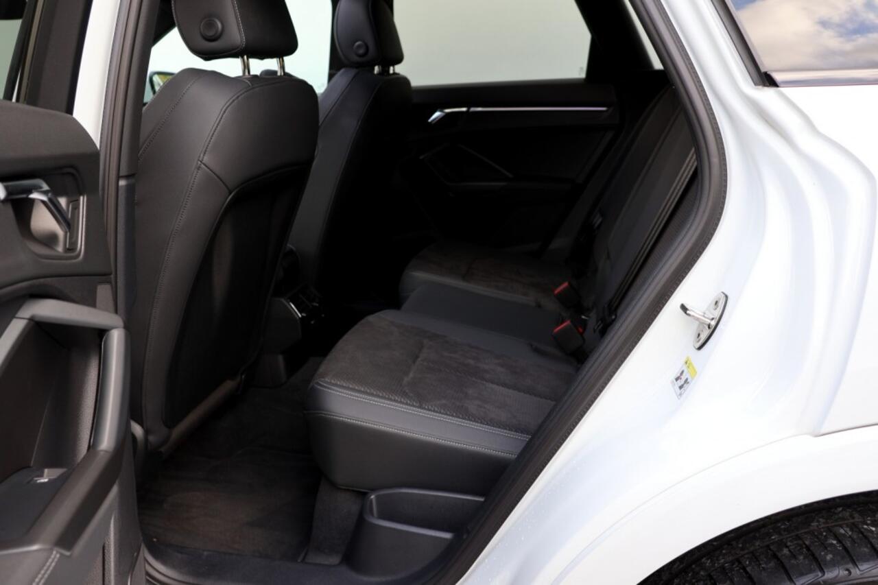 Audi Q3 45 TFSI e S-Line - 245 pk **Pano / Trekhaak / Sonos / Carbon