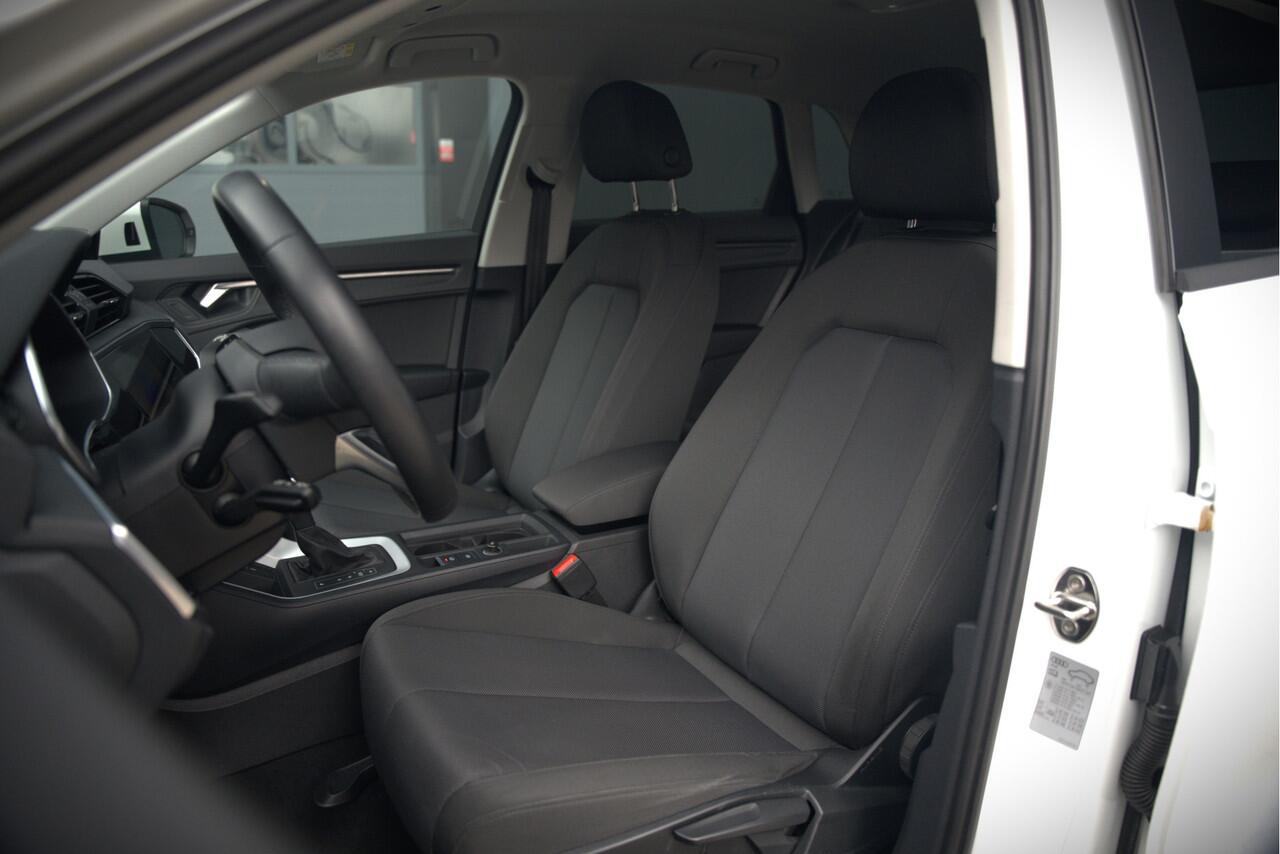 Audi Q3 45 TFSI e Advanced edition | Navigatie | Stoelverwarming | Parkeersensoren | Black Edition | Cruise Control | DAB | Navigatie | Automaat | Digital Dash | LED | Elektrische Achterklep | Dodehoekdetectie