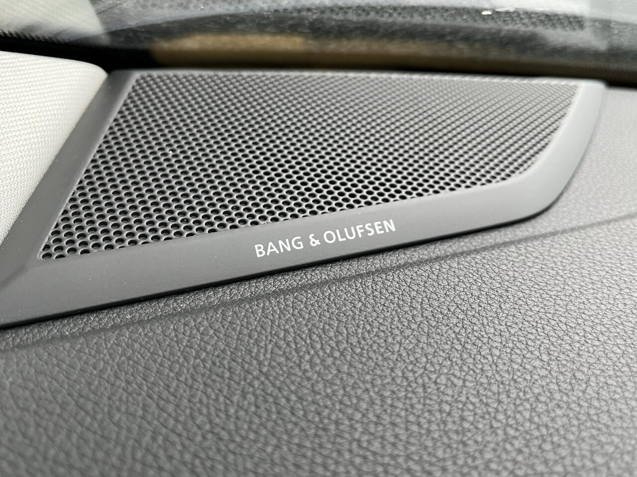 Audi Q3 40 TFSI 190PK quattro Business Edition / Navigatie / App connect / 360 Camera / Digitaal dashboard / Zwenkbare trekhaak /