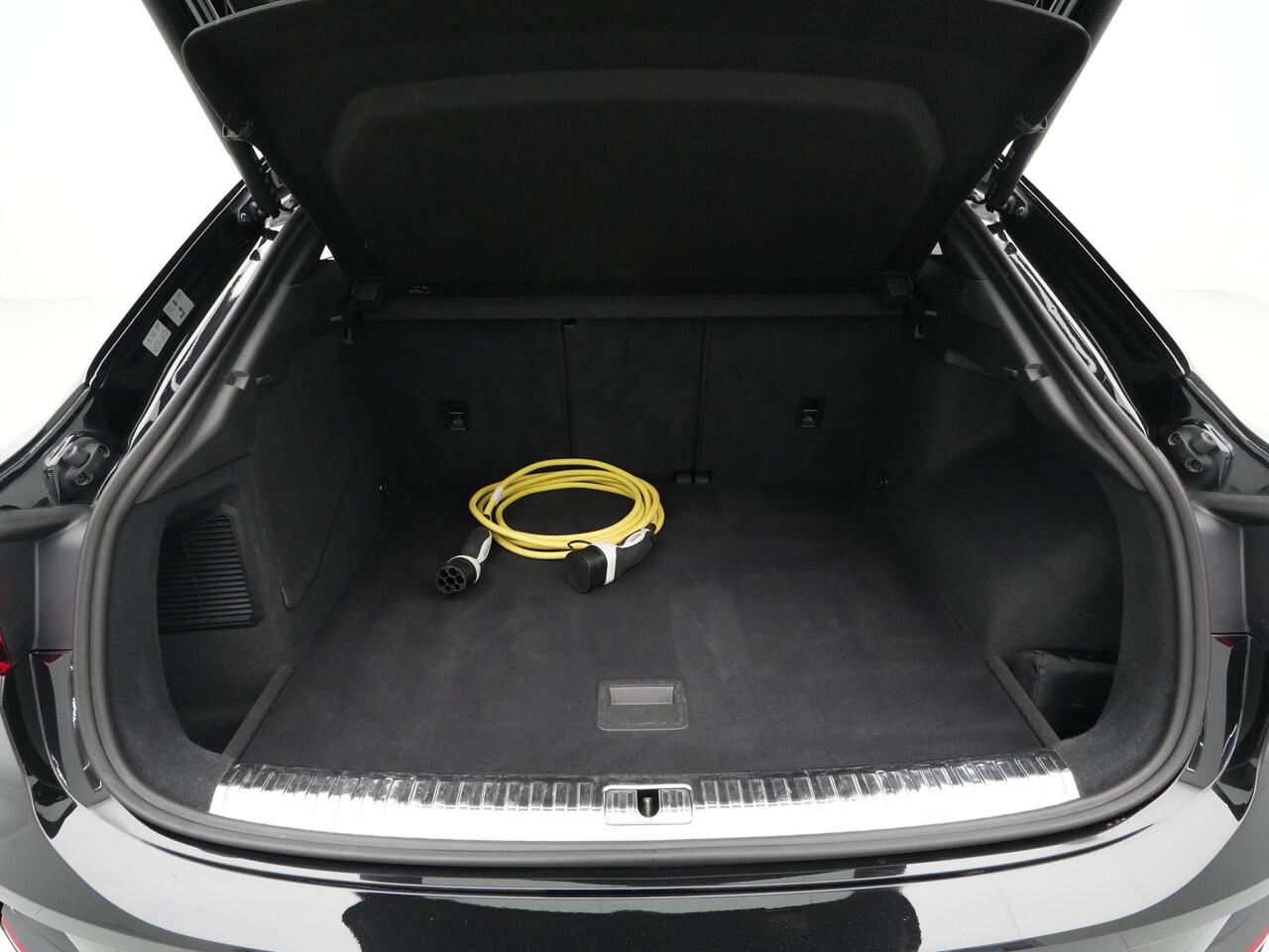 Audi Q3 Sportback 45 TFSI e 245pk PHEV S-line Trekhaak Panorama dak 20"velgen Matrix LED Keyless 360 Camera 16