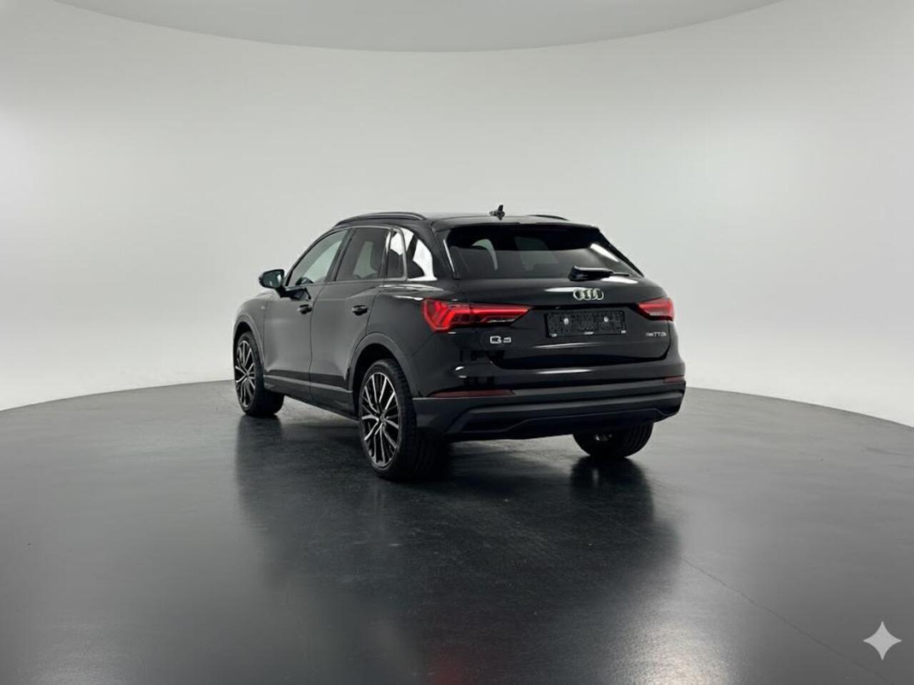 Audi Q3 45 TFSI e edition 245 pk S-tronic | SOH 95% | 20'' inch lichtmetaal | Parkeersensoren achter | Adaptieve cruise control | LED koplampen | Stoelverwarming |