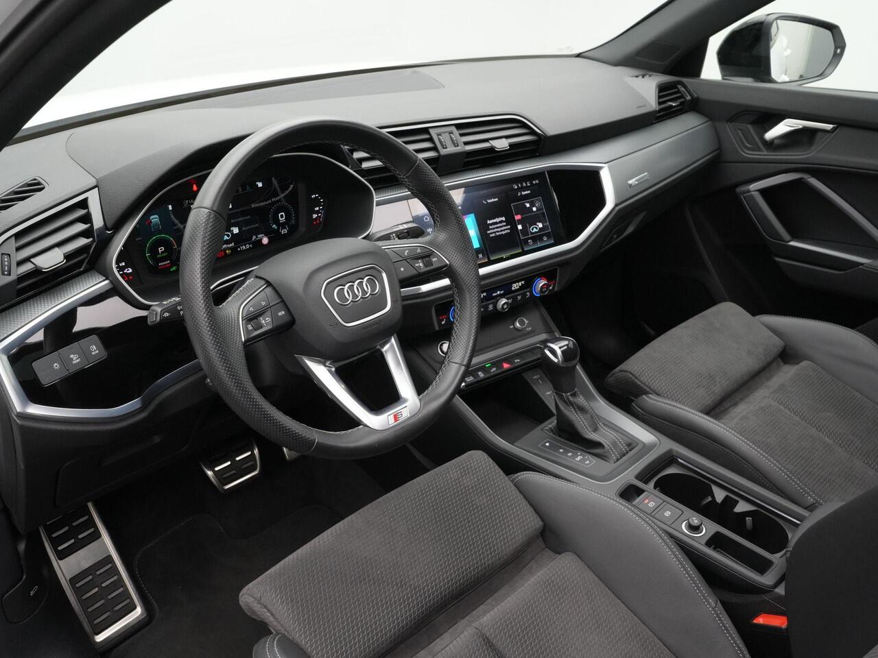 Audi Q3 Sportback 45 TFSI e 245 pk S-tronic S Edition / S-Line | Panoramadak | Trekhaak | Rondomzicht camera | Stuur-/stoelverwarming | Optiekpakket zwart plus | ACC | | Privacy glas | 19 inch
