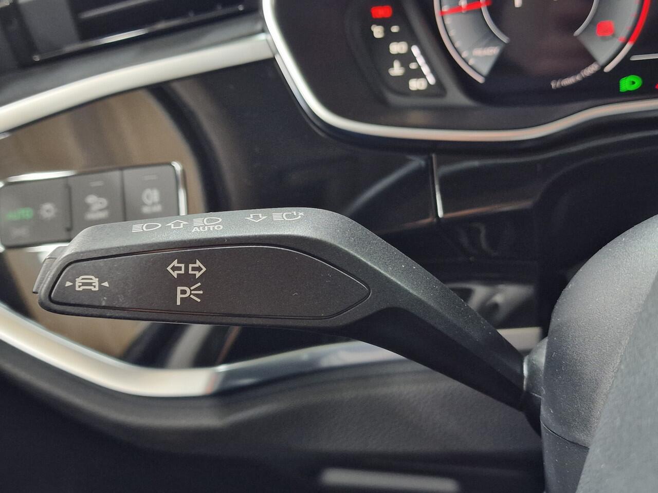 Audi Q3 35 TFSI 150pk S-Tronic S-Line | Camera | Leder/alcantara, Cruise control