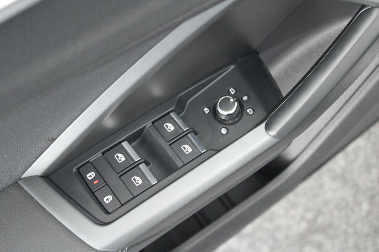 Audi Q3 40 TFSI 190pk S-Tronic quattro S edition Camera Navigatie Stoelverwarming Drive Select