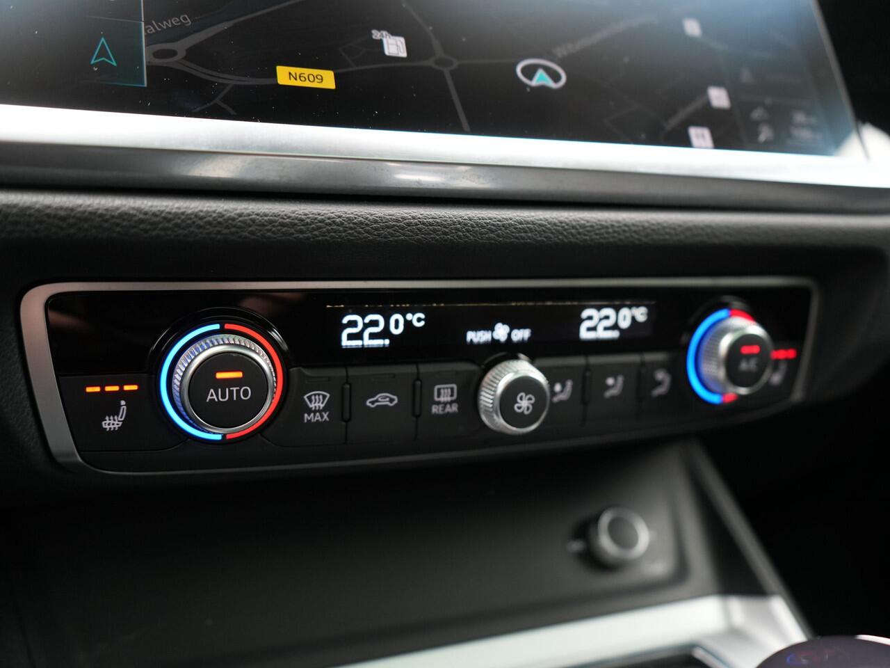 Audi Q3 45 TFSI e edition Plug In Hybrid 245pk Dealer O.H PHEV | Panodak | Camera | Cruise Control | Alcantara Sportstoelen Verwarmd | Navigatie | Virtual | DAB |