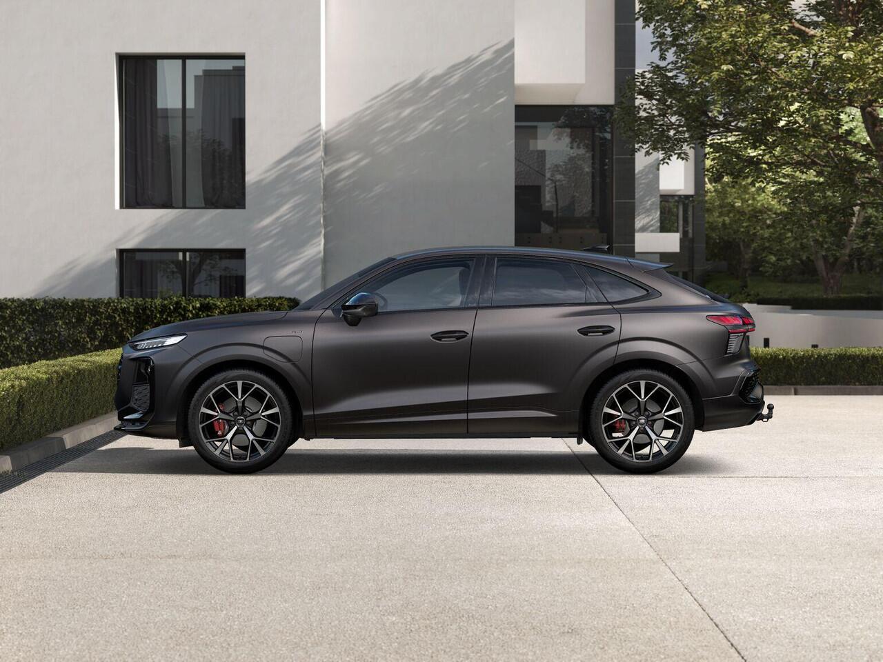 Audi Q3 Sportback e-hybrid | S edition | 272 Pk | Madeirabruin Mateffect | Privacyglass | Tech Pro pakket | 20 inch | Zwart optiek