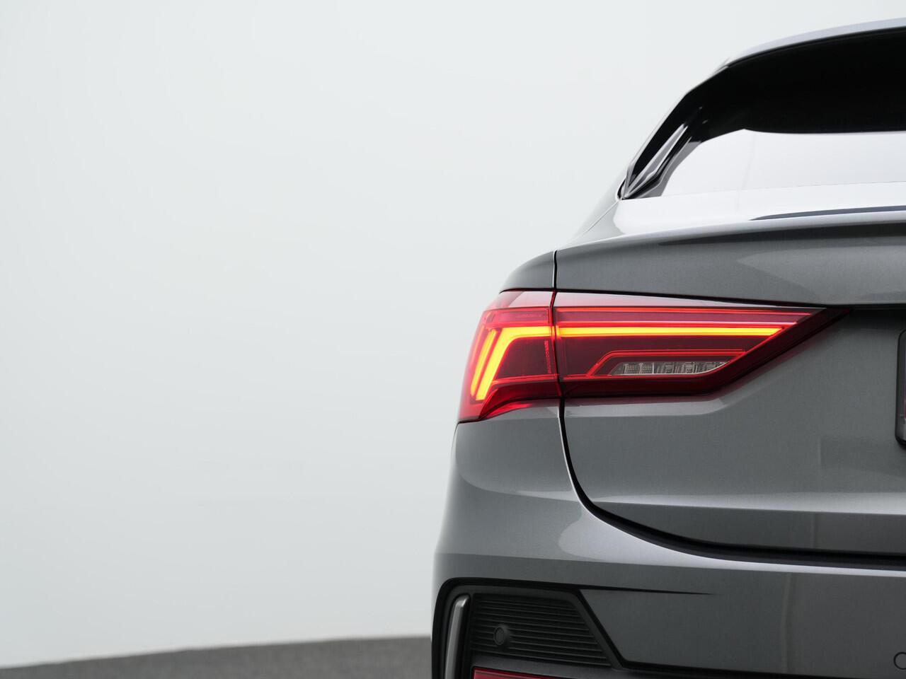 Audi Q3 Sportback 35 TFSI 150 pk S-tronic S-Line | Stoelverwarming | Navigatie | Parkeersensoren voor/achter