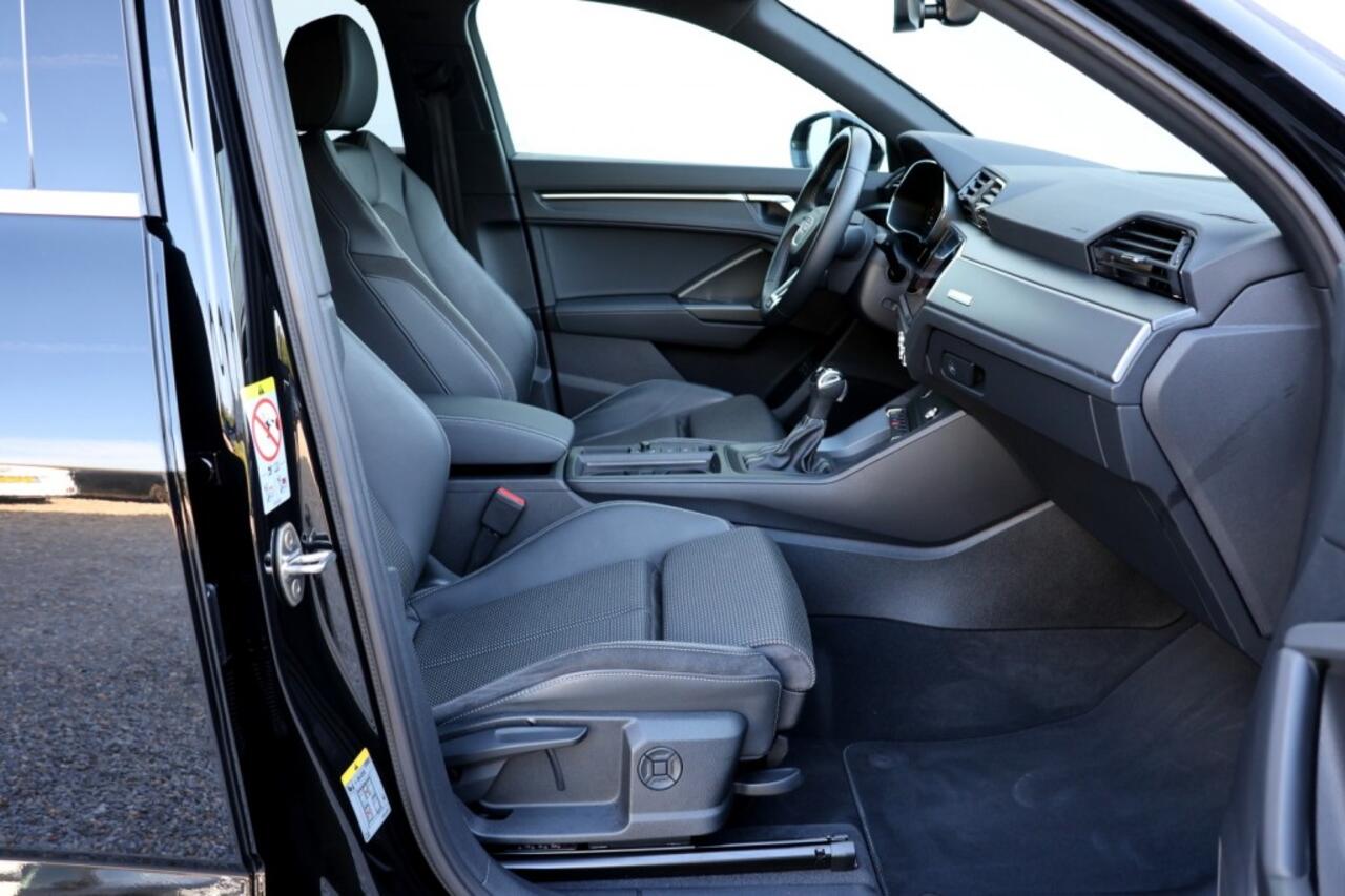 Audi Q3 45 TFSIe S-Line - 245 pk **Camera / Trekhaak / Navi