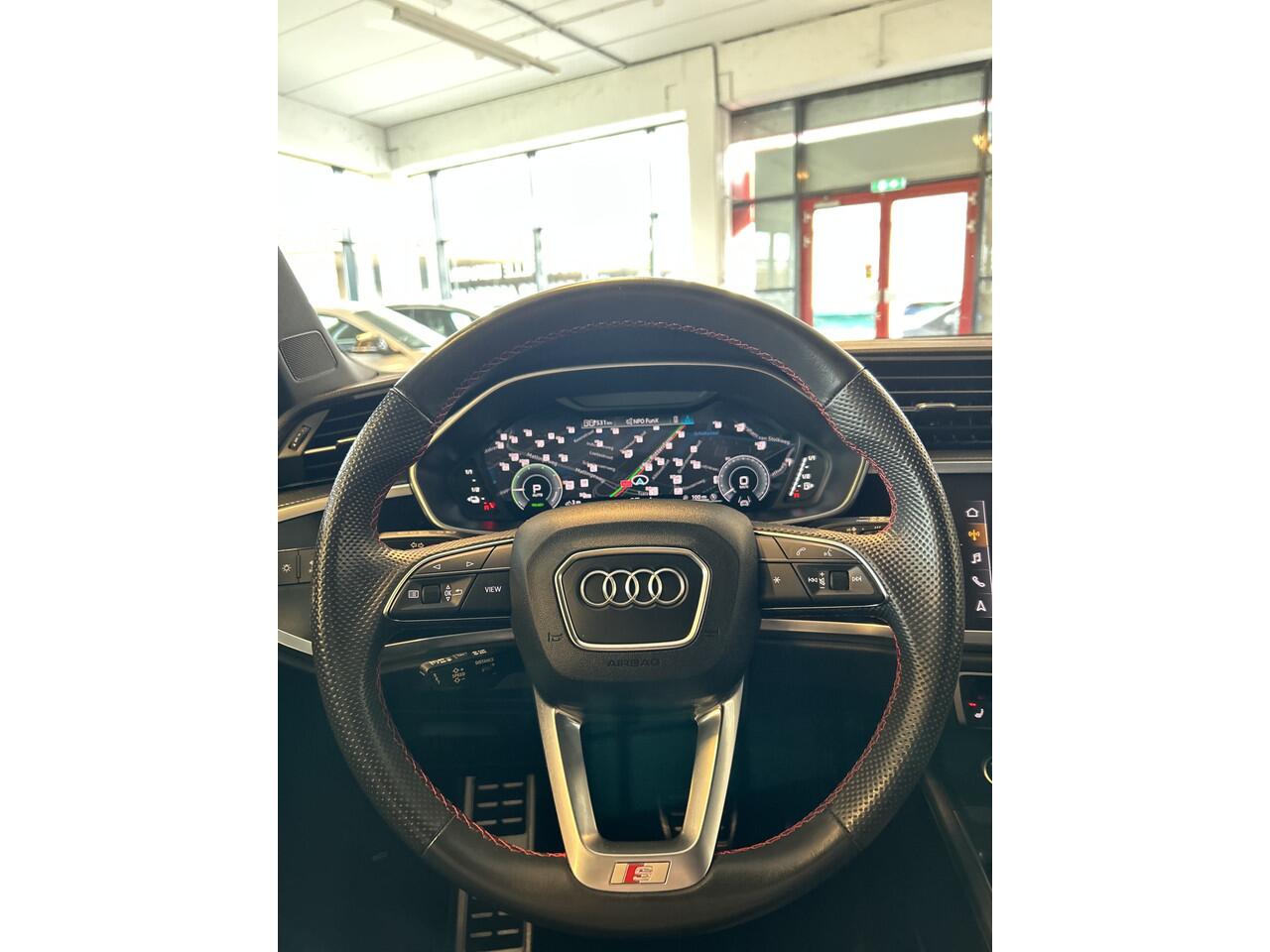 Audi Q3 Sportback 45 TFSI e S Edition S-line 2x/Black line/Matrix/Trekhaak/20" velgen/Rijstrook sensor/Elektrische achterklep/Apple car play/Digi dash/Lederen bekleding/Sfeerverlichting/Sportstoelen/Climate control/Snelheidsbegrenzer/Keyless/Spiegel en stoelverwa