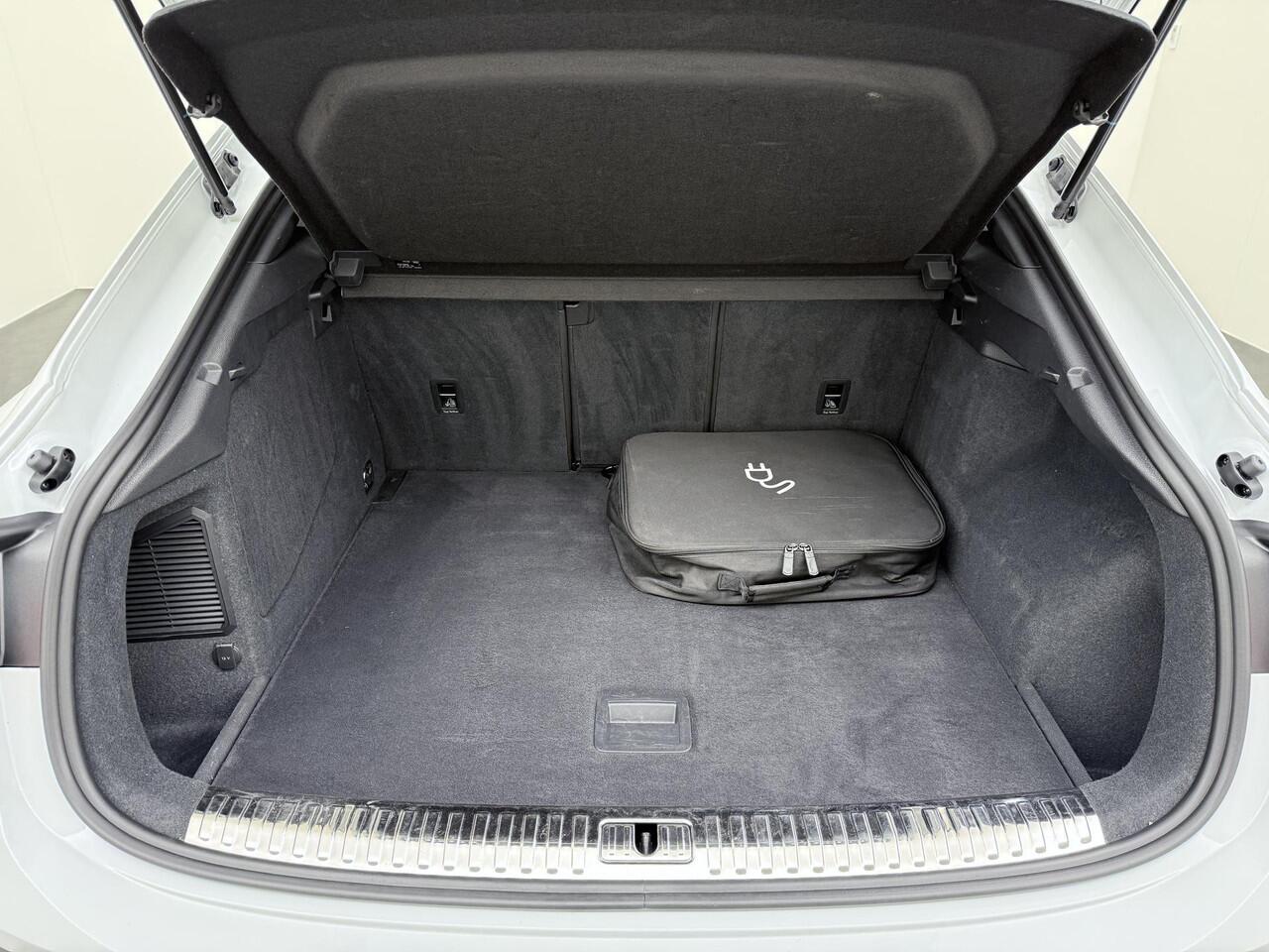 Audi Q3 Sportback 45 TFSI e S Edition VAN: ¤36.900,- VOOR: ¤31.877,- UW EINDEJAARSVOORDEEL: ¤5.023,- | PLUG IN HYBRIDE||2x S-LINE BINNEN + BUITEN| ADAPTIVE CRUISE| DODE HOEK | ELEK. TREKHAAK| DIG. DASH|