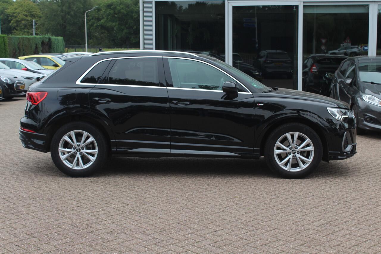 Audi Q3 35 TFSI S edition / Trekhaak / Camera / Leder&Alcantara / 18'' / Navigatie / Dodehoek / Stoelverwarming / Sportonderstel / Virtual Cockpit / Cruise Control