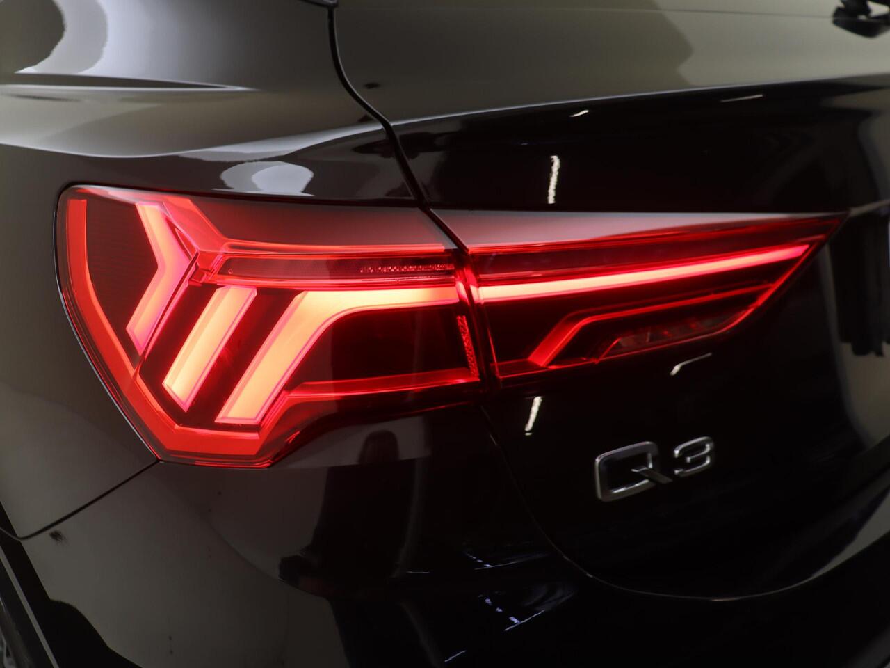 Audi Q3 Sportback 45 TFSI e S Edition | Dodehoek detectie | Sfeerverlichting | Navigatie Plus | Keyless | Adaptieve cruise control | CarPlay | Full LED verlichting |