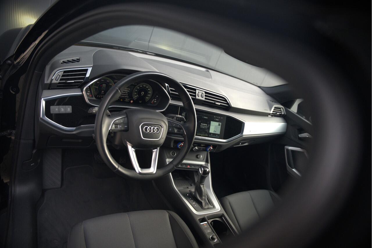 Audi Q3 45 TFSI e Advanced edition | Navigatie | Keyless | Stoelverwarming | Camera | Stuurverwarming | Parkeersensoren | Black Edition | Adaptive Cruise Control | DAB | Navigatie | Ambiance Verlichting | Digital Dash | LED |