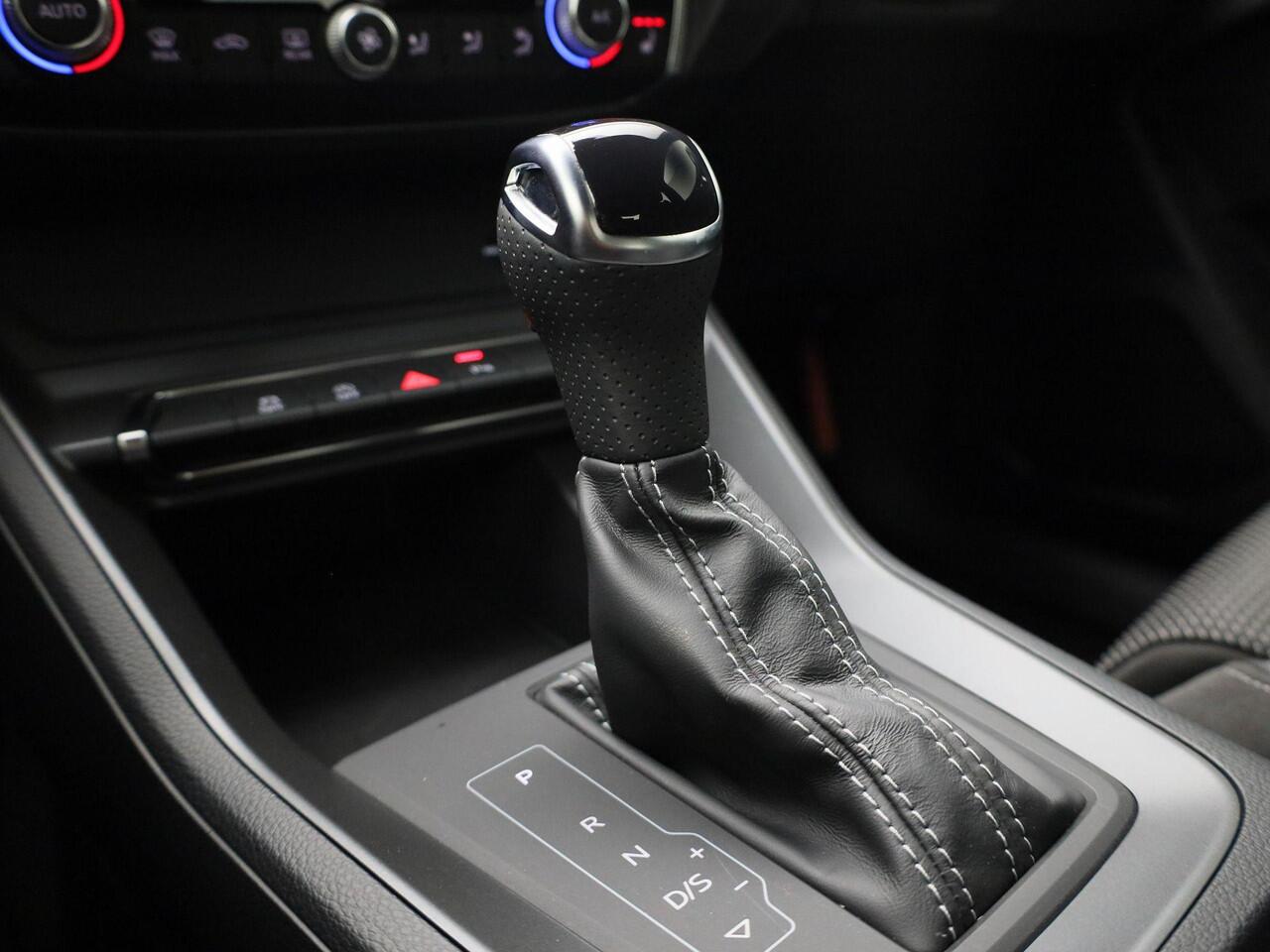 Audi Q3 40 TFSI 190pk quattro S Line · Apple/Android Car Play · Leder/stof · Camera + Parkeersensoren · Garantie t/m 28-01-2026 of 100000