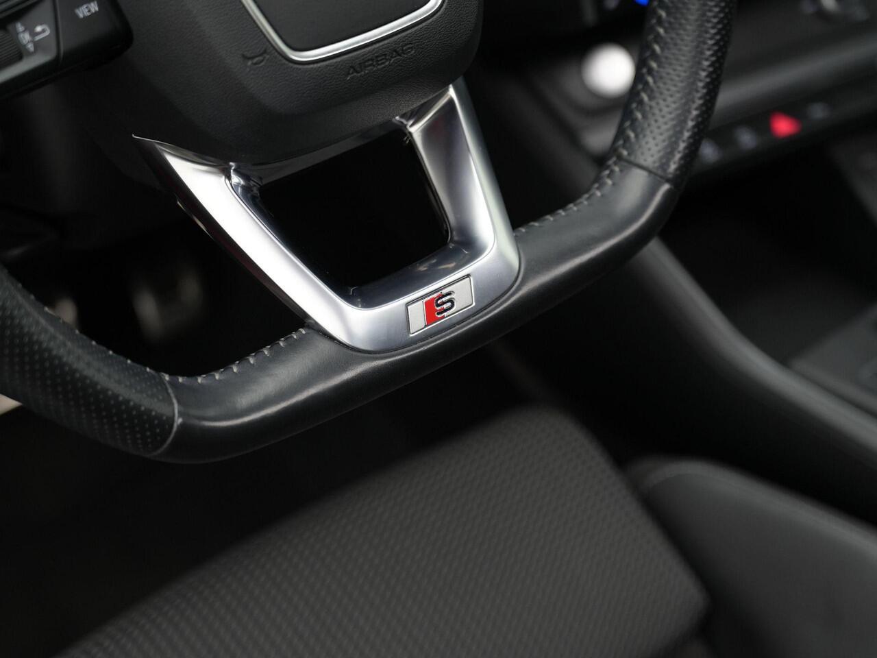 Audi Q3 Sportback 35 TFSI 150 pk S-tronic S-Line | Panoramadak | Trekhaak | Stoelverwarming | Adaptive Cruise | Navigatie