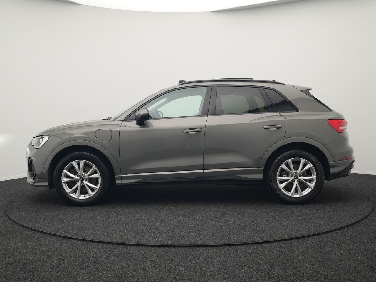 Audi Q3 45 TFSI e S Line Plug In Hybrid 245pk Dealer O.H PHEV | Trekhaak Af Fabriek | Panodak | Adaptive Cruise | Sportstoelen Verwarmd | Apple Carplay | Keyless | Navigatie | Virtual | DAB |