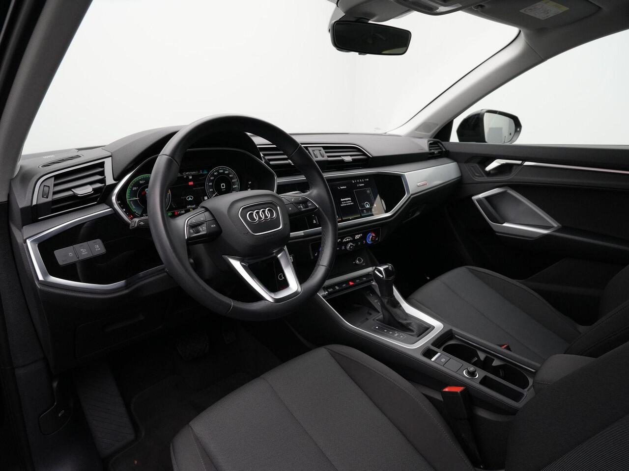 Audi Q3 45 TFSI e 245 pk S-tronic Business Edition | Panoramadak | Matrix LED | Sonos | Rondomzicht camera | Stoelverwarming | Navigatie