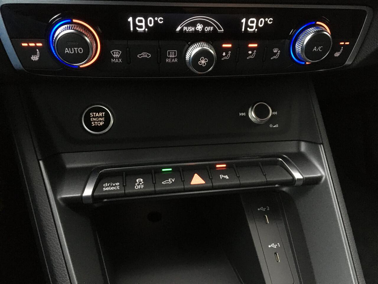 Audi Q3 Sportback 45 TFSIe S-line Black Pano sfeerverlichting