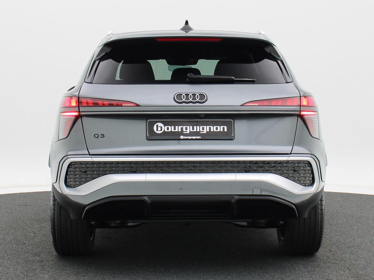 Audi Q3 e-hybrid | S edition | 272 PK | Privacyglas | 19 inch | Alcantara int. delen | Ledkoplampen Plus | Comfortsleutel |