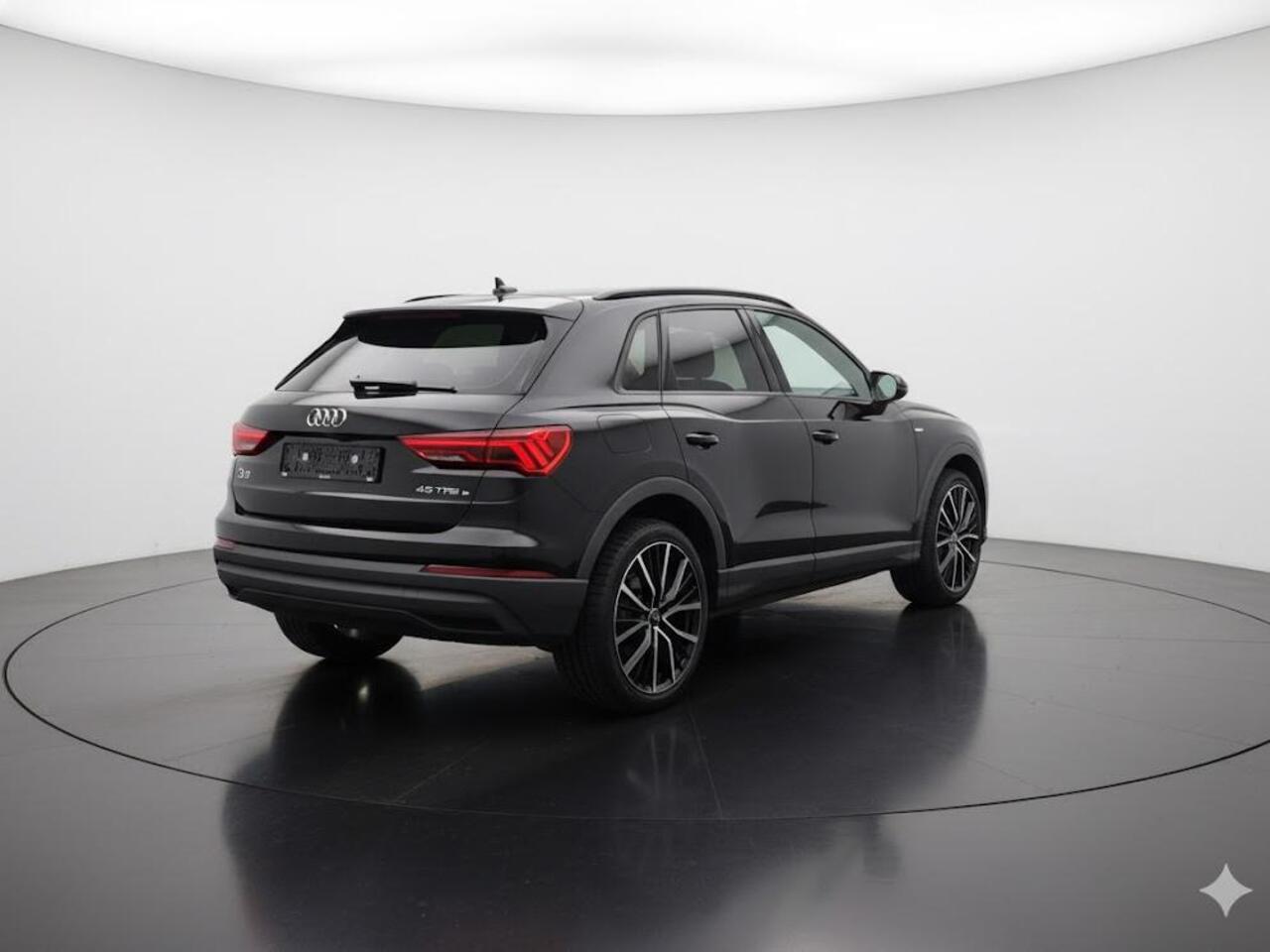 Audi Q3 45 TFSI e edition 245 pk S-tronic | SOH 95% | 20'' inch lichtmetaal | Parkeersensoren achter | Adaptieve cruise control | LED koplampen | Stoelverwarming |