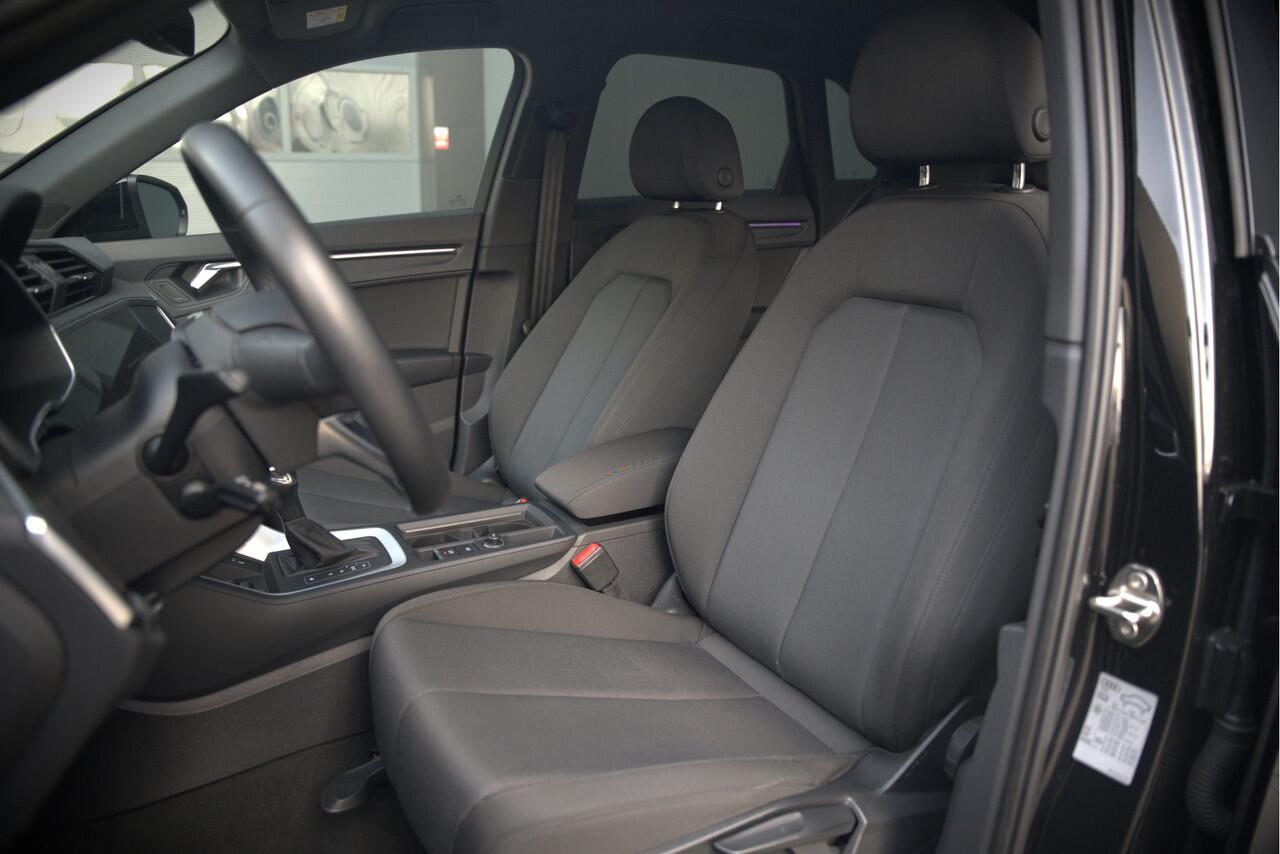 Audi Q3 45 TFSI e Advanced edition | Navigatie | Keyless | Stoelverwarming | Camera | Stuurverwarming | Parkeersensoren | Black Edition | Adaptive Cruise Control | DAB | Navigatie | Ambiance Verlichting | Digital Dash | LED |