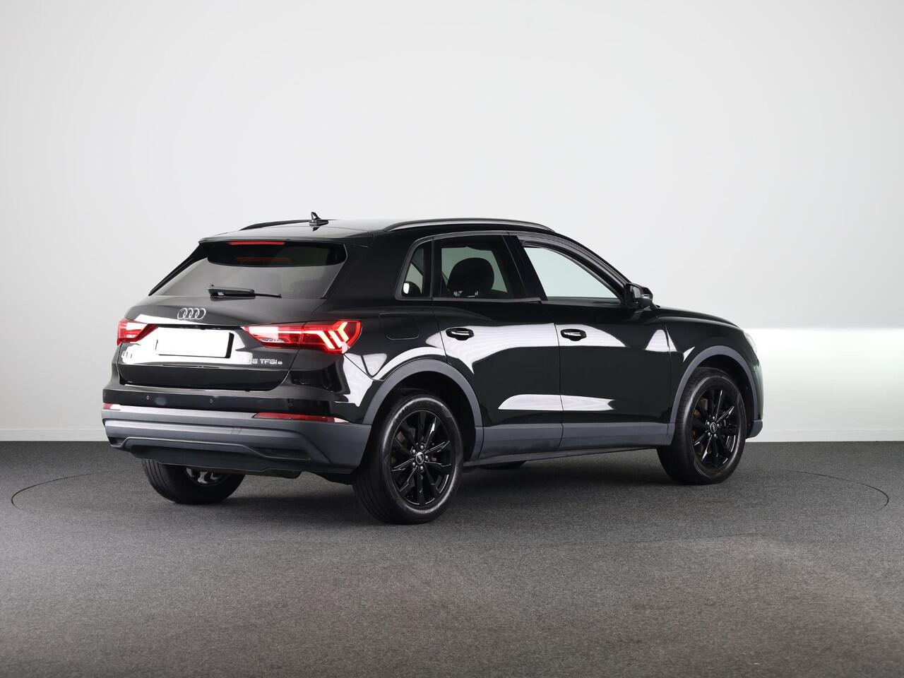 Audi Q3 45 TFSI e Business Edition 245 pk S-tronic | Navigatie | Elektr. trekhaak | Parkeersensoren | Achteruitrijcamera | LED koplampen | Stoelverwarming |