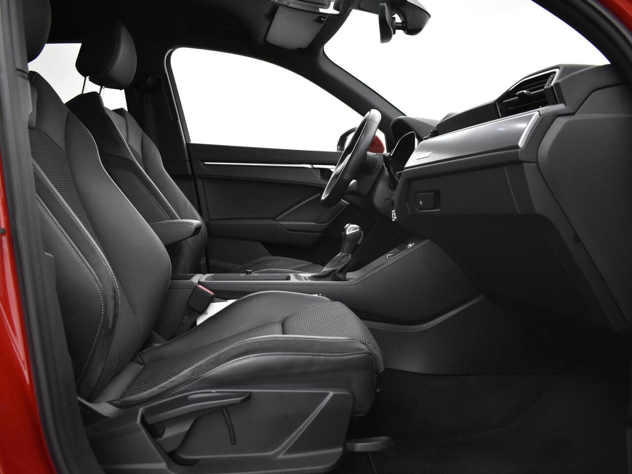 Audi Q3 45 TFSIe 245pk S-Tronic S Edition · Camera · Keyless · Side Assist · Inklap. Trekhaak · 20"Velgen · ACC · Stoelverwarming · Optiekpakket Zwart · Garantie t/m 11-01-2027 of 100.000km