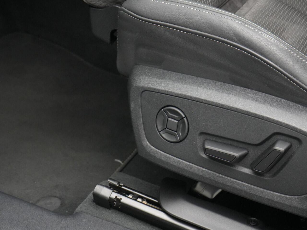 Audi Q3 Sportback 45 TFSI e 245 pk S-tronic S Edition / S-Line | Panoramadak | Trekhaak | Rondomzicht camera | Stuur-/stoelverwarming | Optiekpakket zwart plus | ACC | | Privacy glas | 19 inch